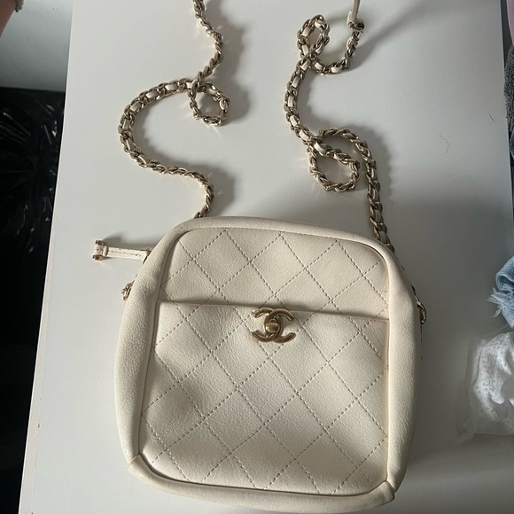 Classic gold chain cream Chanel bag - Picture 1 of 7